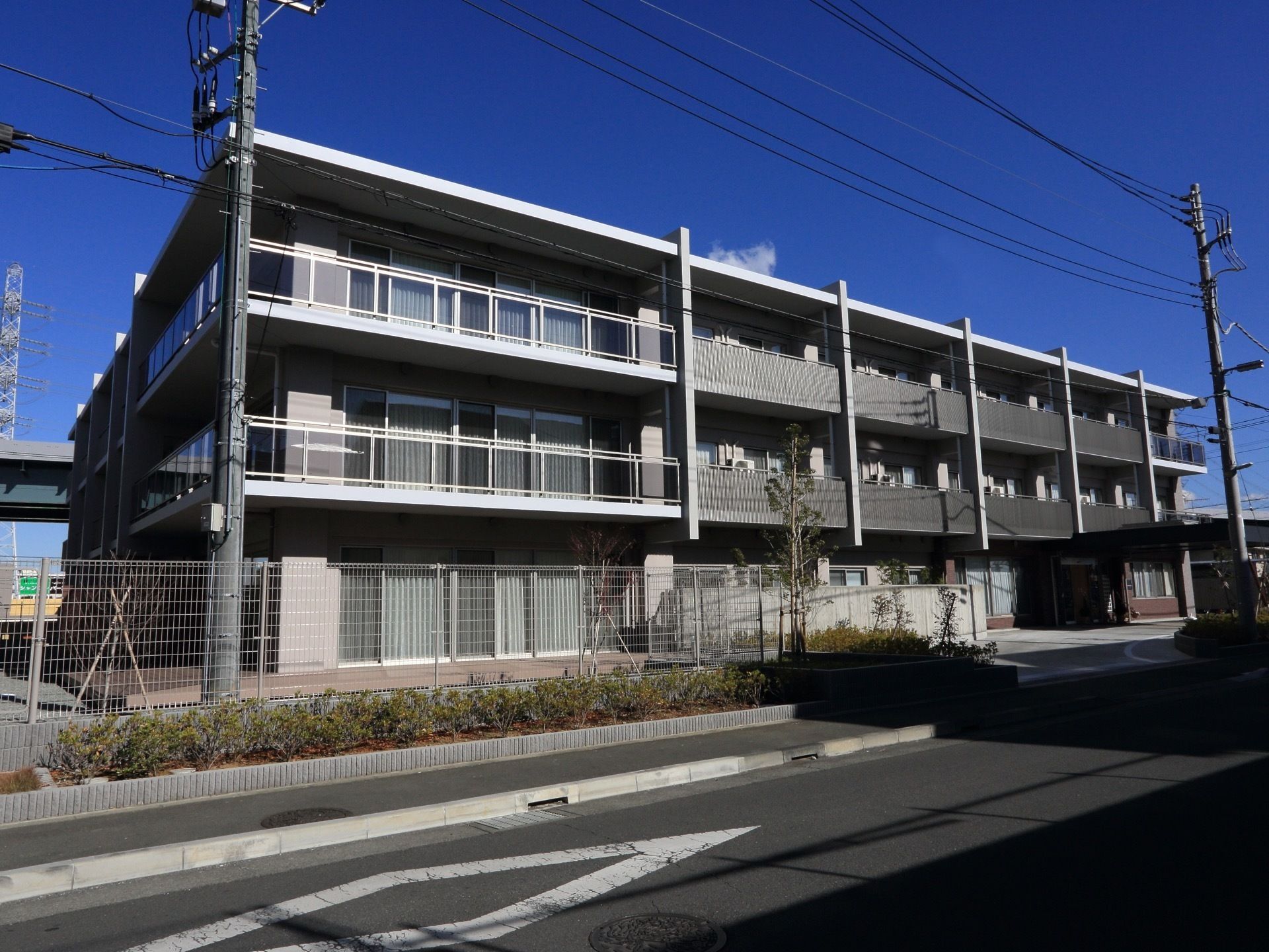 地上３階建てになっている。遊歩道と施設の前には、フェンスが立てられている。１階にウッドデッキが設置されている。