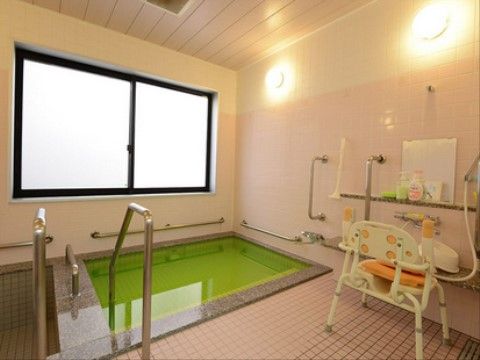 浴槽は洗い場より低い位置にあり、足を持ち上げてまたぐことなく入浴することができる。シャワーチェアーも設置している。