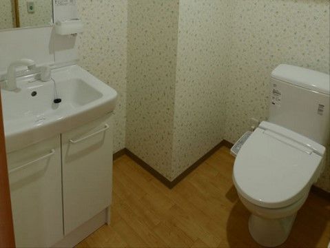 手すりを設置しており、どなたでも安心・安全に利用できるトイレである。その他の機能として温水洗浄便座も備え付けられている。