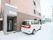 玄関は道路に面した位置にある。冬場は雪が積もる。デイサービスなどでは、専用車で送迎サービスを行っている。