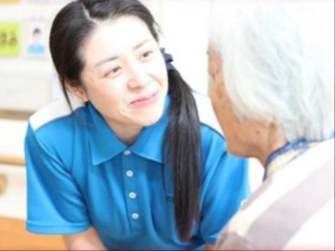 笑顔で会話するスタッフ