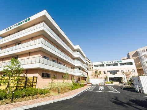 大規模な4階建ての建物である。一帯はバリアフリー仕様で、歩行者通路と車道の区別があり、安心安全に歩行ができる。