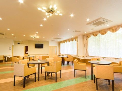 ホテルを思わせるような高級感のあるエントランスである。４人掛けのリビングセットがゆとりを持って配置されている。