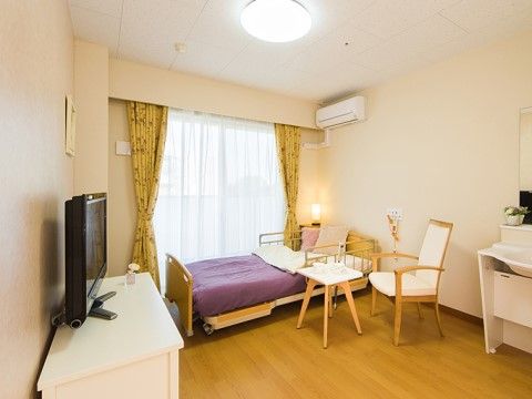 白を基調とした明るい居室である。テレビが完備されているので、ベッドに横になりながらゆっくりとご覧いただける。