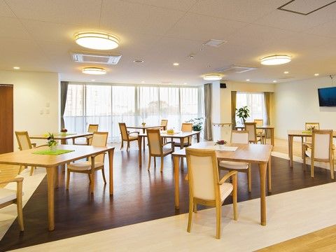 落ち着いた雰囲気のある食堂である。十分なスペースがあるので、車椅子をご利用の方でもスムーズに移動ができる。