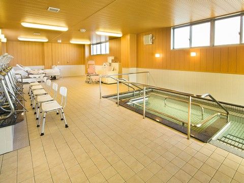 温泉旅館並みの広々とした大浴場である。気の合うお仲間と会話を楽しみながら１日の疲れを落としていただける。