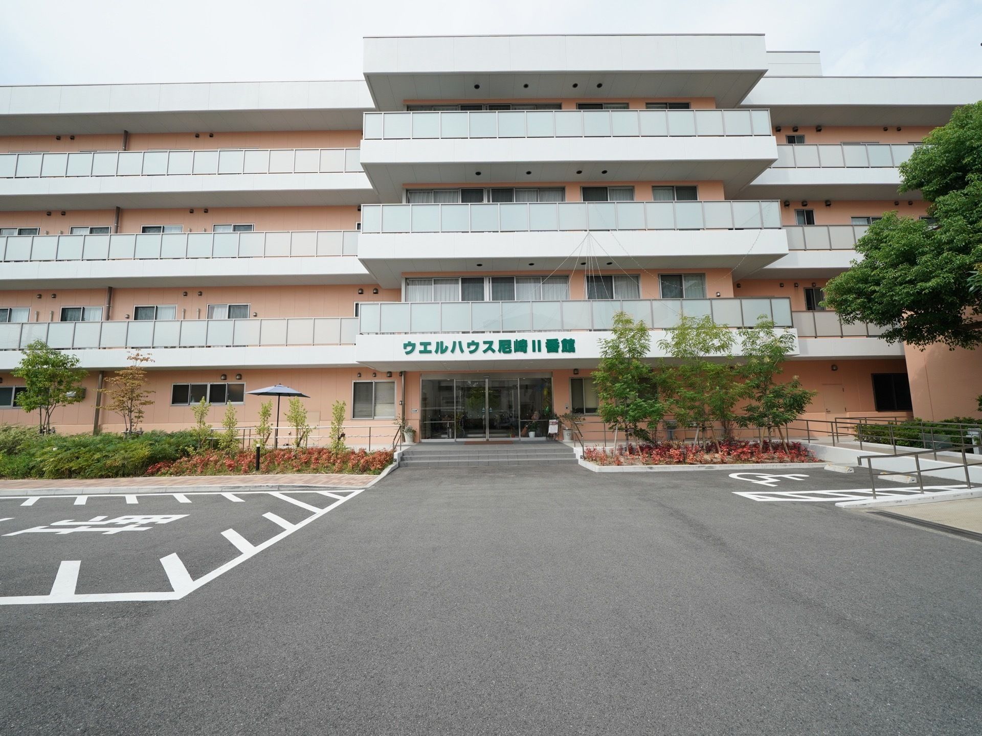 大型リゾートマンションのような、4階建ての施設。駅から徒歩8分とアクセスしやすく、また駐車場も完備している。