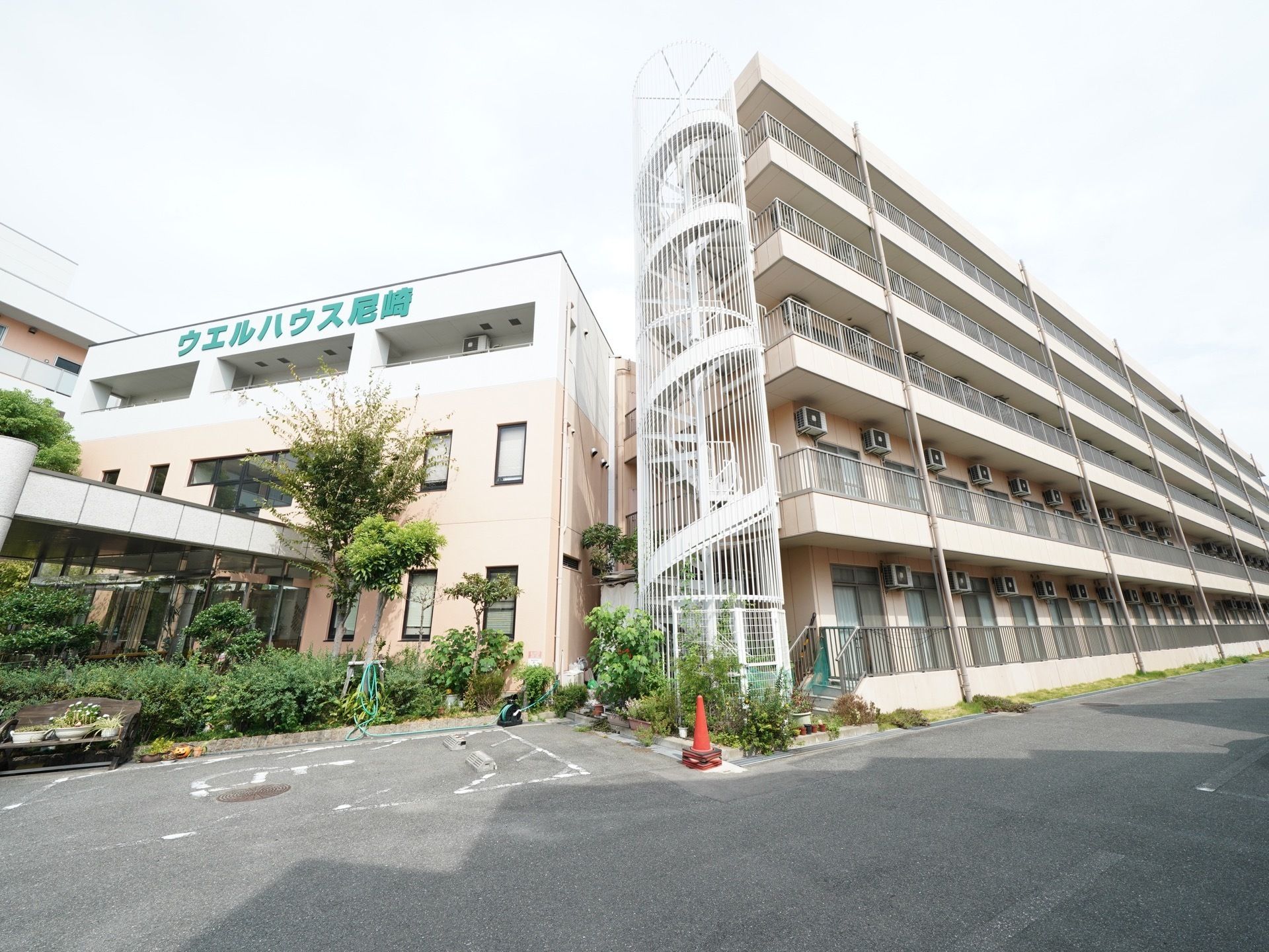 各居室にはバルコニーがあり、外の日差しが部屋に差し込む。施設周辺には手入れされた植栽が彩り、入居者様の充実した生活を後押しする。