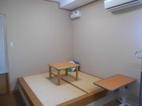廊下からすぐの壁際に、小さな畳敷きのスペースがある。腰掛けしやすい高さで、そばには補助カウンターも置かれている。