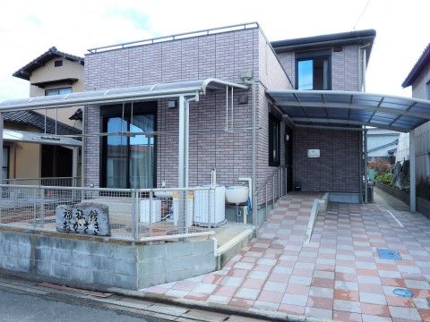 一般住宅のような外観。バルコニーに屋根があるので洗濯物も安心して干すことができる。出入り口には雨よけもあり、外出時に優しい気配り設計である。