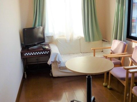 二人以上が座ることのできるソファと椅子がある。テレビを見たり、飲み物を飲んだりしながら、歓談することができる。