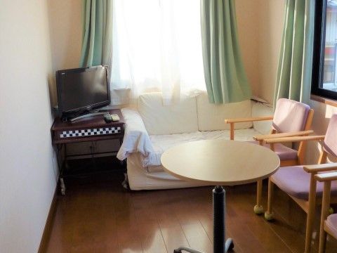 椅子とテーブル、ソファなどが設置された、くつろぐことができるスペース