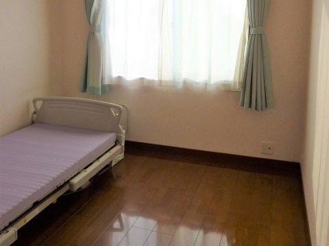 全室すべてが個室となっている。ベッド、カーテン、エアコンが完備されている。愛用のものを持ち込むことが可能である。