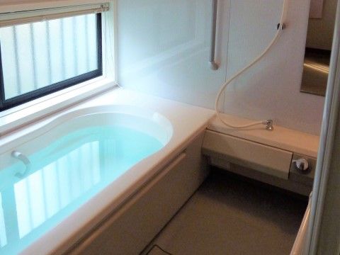 浴槽の真横にある窓はすりガラスなので外からは見えない。カーテンとしてロールスクリーンが設置されているため、下ろしたまま入浴もできる。