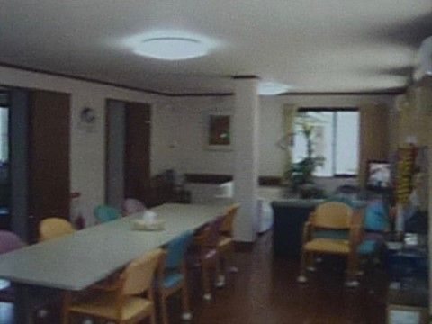 縦長の机が設置されている。椅子も左右に4つずつ均等に置かれており、多くの人が座れる。ここでは食事やレクリエーションなどが行われる。