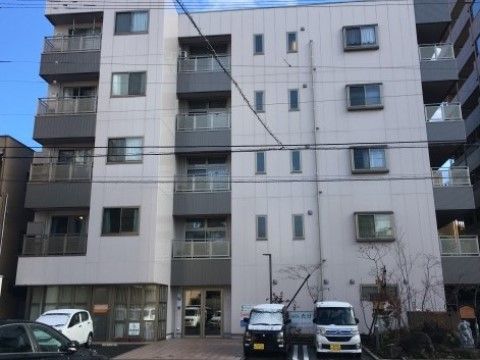 「サービス付き高齢者向け住宅たけしま」の外観。周辺環境に馴染む、落ち着いた雰囲気の外観です。