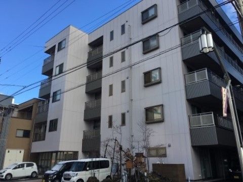 「サービス付き高齢者向け住宅たけしま」の外観。近隣地域に馴染むような、シンプルなデザインの建物です。