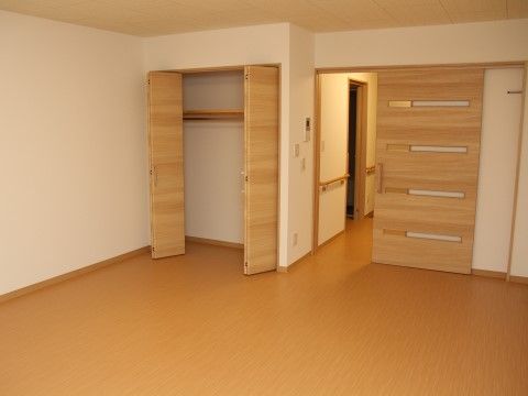 「サービス付き高齢者向け住宅たけしま」の居室。淡い色合いの木目が印象的な居室。