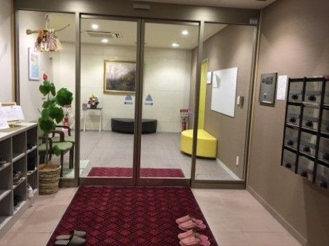 「サービス付き高齢者向け住宅たけしま」のエントランス。ゆったりとした広さの玄関口。