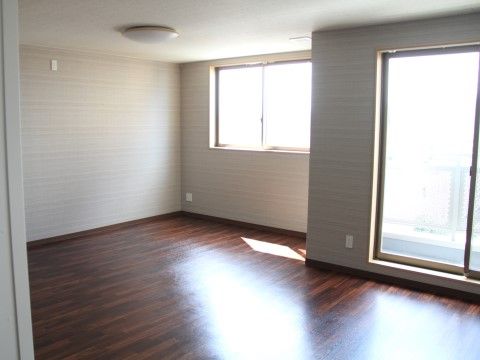 「サービス付き高齢者向け住宅たけしま」の居室。風通しの良い窓を設けている。