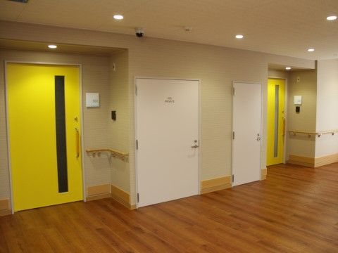 「サービス付き高齢者向け住宅たけしま」の居室入口。居室の入口は、カラフルなデザインになっている。