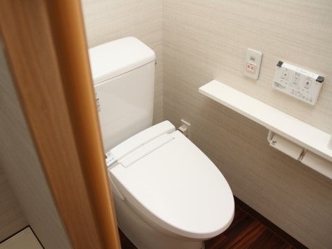 「サービス付き高齢者向け住宅たけしま」の居室トイレ。居室のトイレは洋式トイレを採用している。