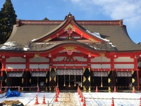 「サービス付き高齢者向け住宅たけしま」の日枝神社。富山市にある色鮮やかな外観の神社。