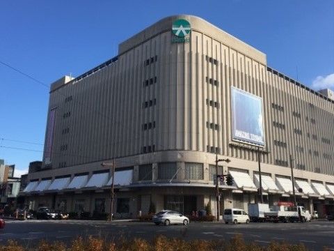 「サービス付き高齢者向け住宅たけしま」の大和富山店。お買い物が楽しめる大型百貨店。