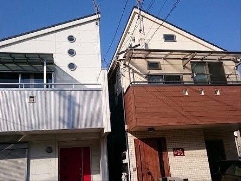 住宅街になじんでいる、大きなベランダが設置された施設外観