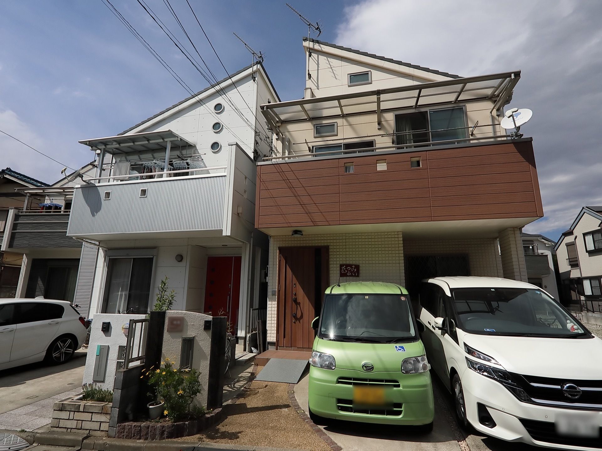 施設は一軒家になっており、建物の前には車が２台停められるガレージがある。２階部分にはパラボラアンテナが取りつけられている。