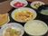 この日の食事メニューのメインには肉と厚揚げが使われている。副菜は里芋の煮物、わかめと野菜の和え物である。