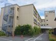 施設は3階建ての建物で、左側の壁にはらせん状の外階段が設置されている。建物の壁際には背の高い木が植えられている。