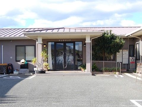 施設は、１階建ての横に長い建物となっている。扉はガラス張りで、玄関前の段差は１段のみで、スロープが設けられている。