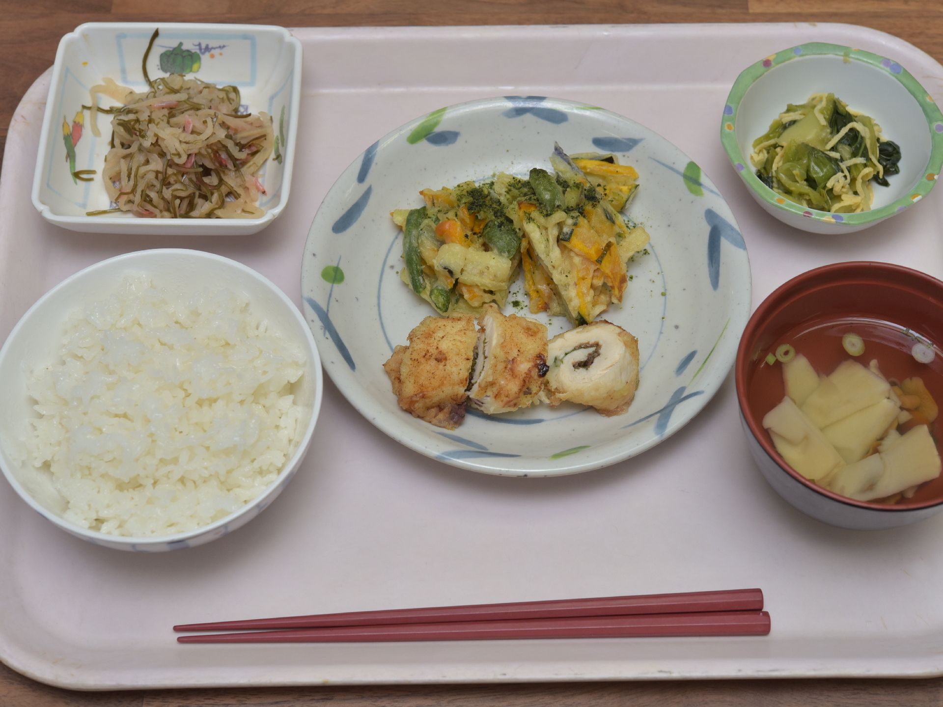 食事の一例。楽しんでもらえるよう、見た目も工夫されている。食材や栄養バランスにも考慮された献立となっている。
