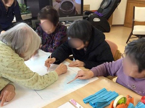 レクリエーションを楽しむご入居者様の様子。