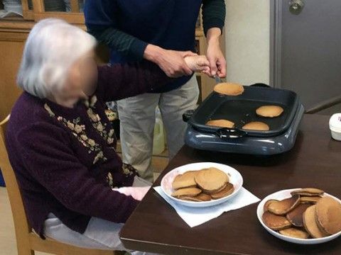 パンケーキを焼いておやつの時間をたのしむご入居者様の様子。