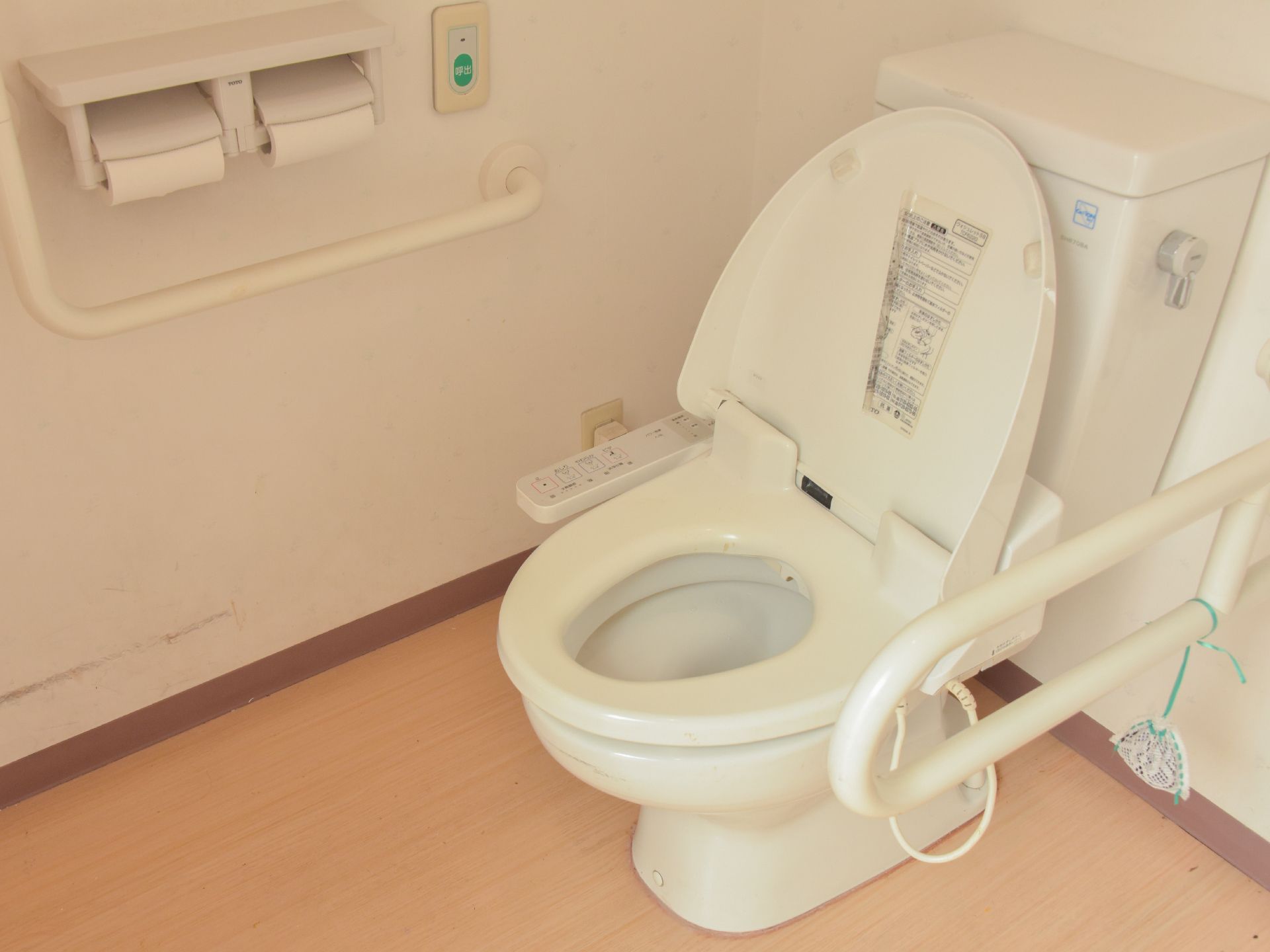 施設にあるトイレは洗浄付き便座となっており、緊急時の呼び出しボタンや手すりのポールも設置されて安心できる。