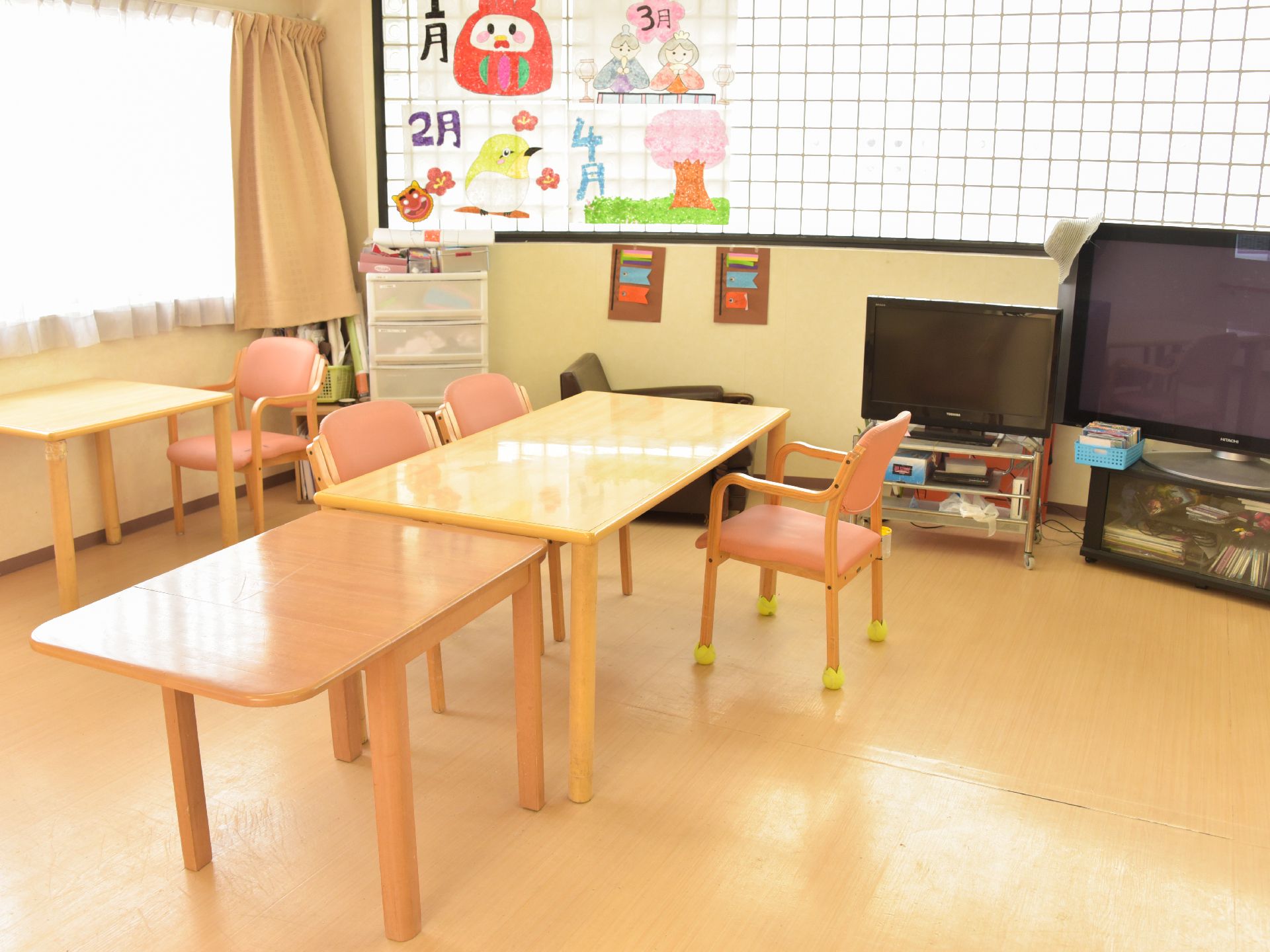 共有スペースのフロアにはテレビなど備え付けられていて、入居している高齢者が集まる憩いの場としても利用されている。