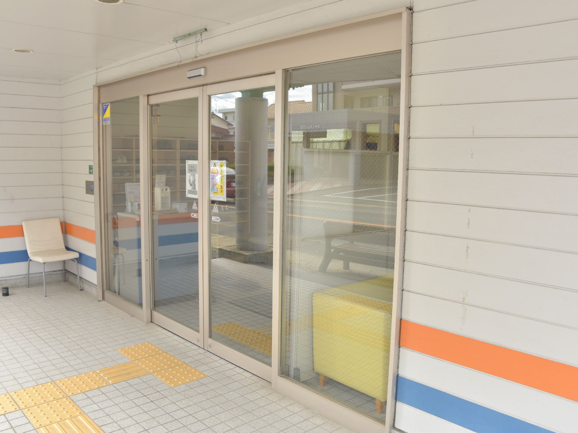 エントランスには大きな自動ドアが設置されており、さらに目の不自由な人のために点字ブロックがあって安心できる。