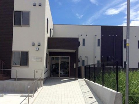 とてもお洒落な外観になっている。モダンなつくりは、まるで一軒家のような雰囲気。施設まわりには緑も豊かである。