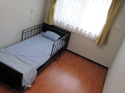 居室は入居者様一人ずつに個室が用意されている。自分の家のように、部屋の中のレイアウトも変更することができる。