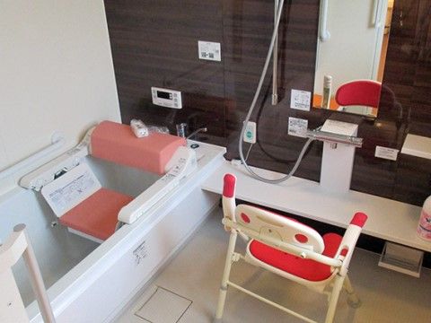浴室は掃除がきちんとされ、いつも清潔である。洗い場には手すり付きのシャワー用チェアが設置されていて安心できる。