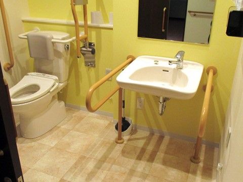 トイレの壁紙は明るい緑色で爽やかな雰囲気にしている。とても清潔感があり、使い心地もいいのがポイントである。