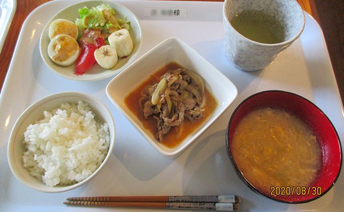 焼肉とサラダにバナナのデザートを付けた献立