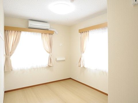 ２枚の窓が備え付けられ、日当たり抜群の居室である。窓の上部にエアコンが備え付けられており、部屋の室温を調節できる。