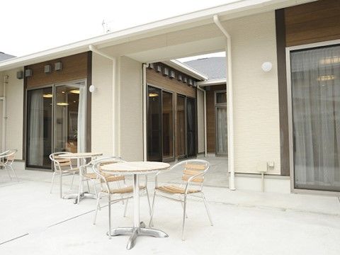 施設内にはテラスを設けている。テーブルセットが用意されており、天気のいい日には入居者様がくつろいでいる。