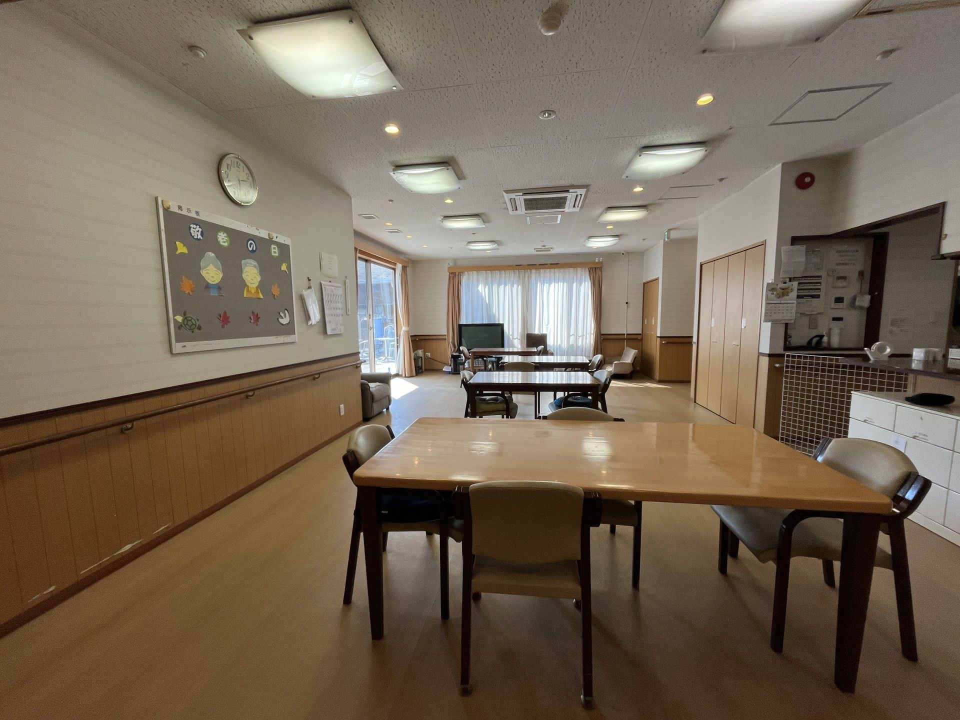 共有スペースの明るい食堂