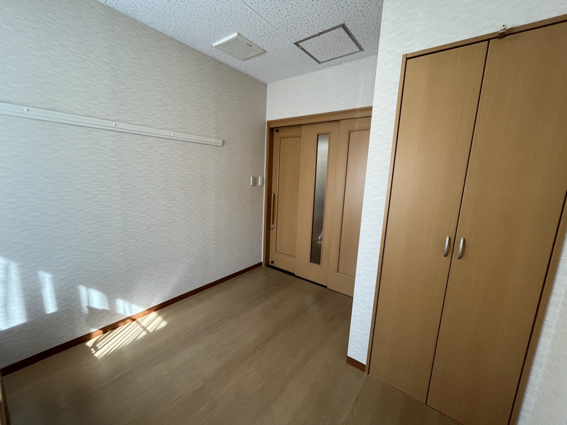 明るい居室の一角