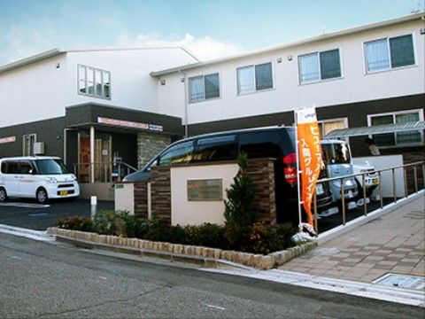 ホームの入口にあるスロープと階段は、共に手すりが設置している。玄関前には、雨の日に役立つ屋根が付いている。