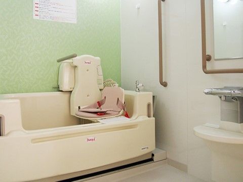 浴室には特殊な浴槽とシートが設置してあるので、足が不自由な入居者様が入浴することができる。手すりを付けることで、安全性を高めている。